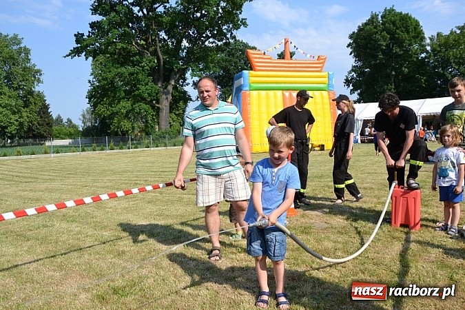 Zdjęcie w galerii na portalu naszraciborz.pl: Czerwony Kapturek, wilk, babcia i gajowy na festynie w Krzyżanowicach  wiadomości z regionu