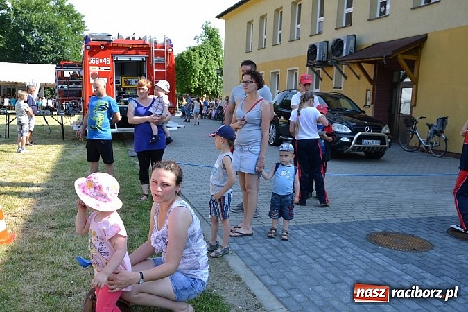 Zdjęcie w galerii na portalu naszraciborz.pl: Czerwony Kapturek, wilk, babcia i gajowy na festynie w Krzyżanowicach  wiadomości z regionu