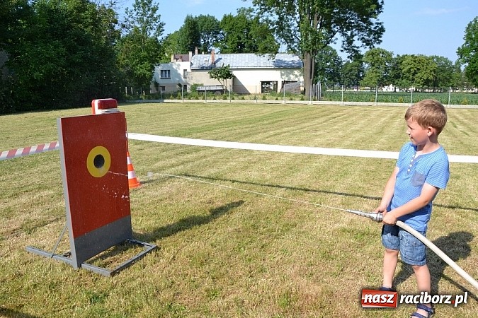 Zdjęcie w galerii na portalu naszraciborz.pl: Czerwony Kapturek, wilk, babcia i gajowy na festynie w Krzyżanowicach  wiadomości z regionu