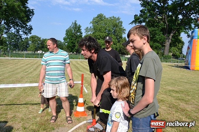 Zdjęcie w galerii na portalu naszraciborz.pl: Czerwony Kapturek, wilk, babcia i gajowy na festynie w Krzyżanowicach  wiadomości z regionu