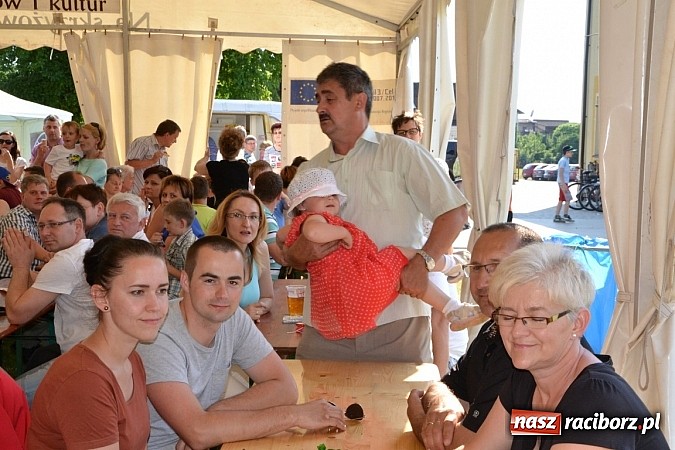 Zdjęcie w galerii na portalu naszraciborz.pl: Czerwony Kapturek, wilk, babcia i gajowy na festynie w Krzyżanowicach  wiadomości z regionu