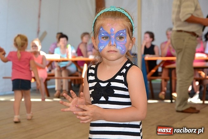 Zdjęcie w galerii na portalu naszraciborz.pl: Czerwony Kapturek, wilk, babcia i gajowy na festynie w Krzyżanowicach  wiadomości z regionu