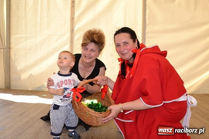 Zdjęcie w galerii na portalu naszraciborz.pl: Czerwony Kapturek, wilk, babcia i gajowy na festynie w Krzyżanowicach  wiadomości z regionu