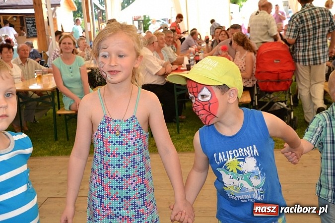 Zdjęcie w galerii na portalu naszraciborz.pl: Czerwony Kapturek, wilk, babcia i gajowy na festynie w Krzyżanowicach  wiadomości z regionu