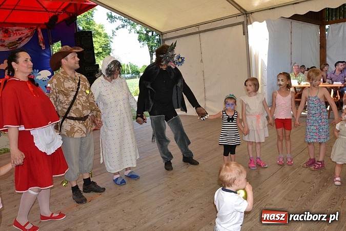 Zdjęcie w galerii na portalu naszraciborz.pl: Czerwony Kapturek, wilk, babcia i gajowy na festynie w Krzyżanowicach  wiadomości z regionu