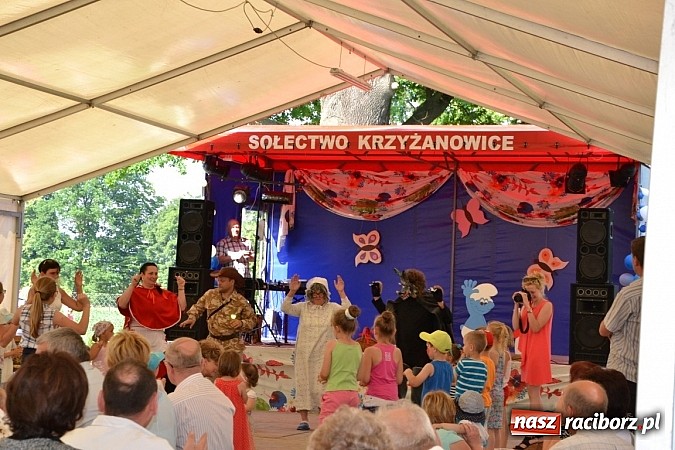 Zdjęcie w galerii na portalu naszraciborz.pl: Czerwony Kapturek, wilk, babcia i gajowy na festynie w Krzyżanowicach  wiadomości z regionu