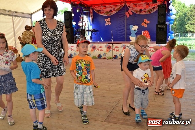 Zdjęcie w galerii na portalu naszraciborz.pl: Czerwony Kapturek, wilk, babcia i gajowy na festynie w Krzyżanowicach  wiadomości z regionu