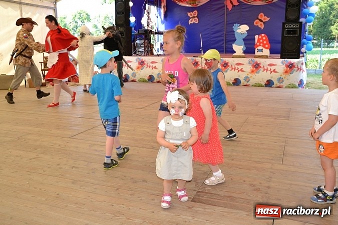 Zdjęcie w galerii na portalu naszraciborz.pl: Czerwony Kapturek, wilk, babcia i gajowy na festynie w Krzyżanowicach  wiadomości z regionu