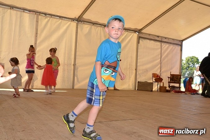 Zdjęcie w galerii na portalu naszraciborz.pl: Czerwony Kapturek, wilk, babcia i gajowy na festynie w Krzyżanowicach  wiadomości z regionu