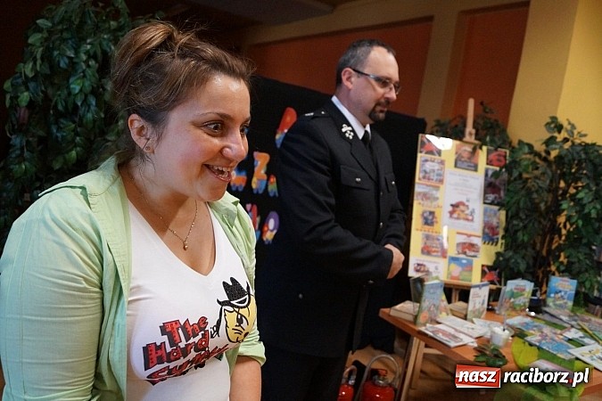 Zdjęcie w galerii na portalu naszraciborz.pl: Strażak Leszek czytał dzieciom w Nędzy  wiadomości z regionu