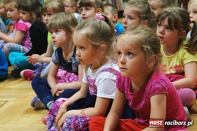 Zdjęcie w galerii na portalu naszraciborz.pl: Strażak Leszek czytał dzieciom w Nędzy  wiadomości z regionu