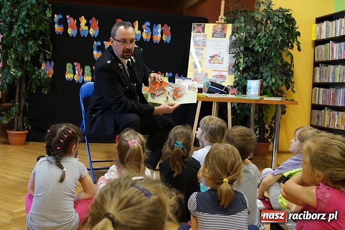 Zdjęcie w galerii na portalu naszraciborz.pl: Strażak Leszek czytał dzieciom w Nędzy  wiadomości z regionu