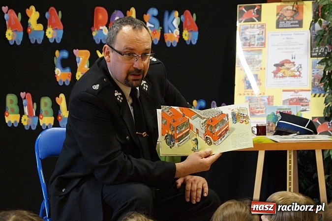 Zdjęcie w galerii na portalu naszraciborz.pl: Strażak Leszek czytał dzieciom w Nędzy  wiadomości z regionu