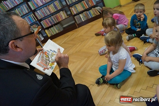 Zdjęcie w galerii na portalu naszraciborz.pl: Strażak Leszek czytał dzieciom w Nędzy  wiadomości z regionu