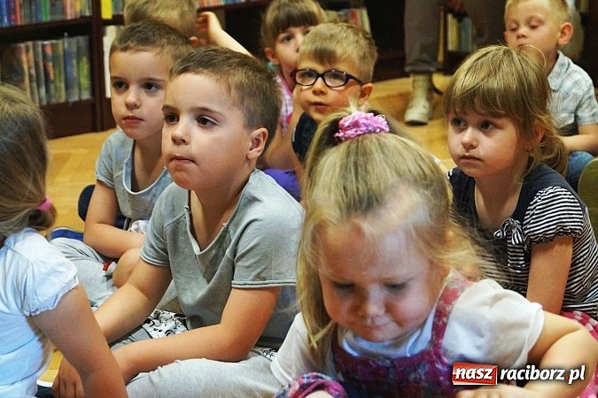 Zdjęcie w galerii na portalu naszraciborz.pl: Strażak Leszek czytał dzieciom w Nędzy  wiadomości z regionu