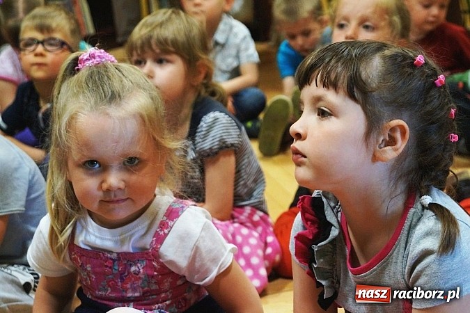Zdjęcie w galerii na portalu naszraciborz.pl: Strażak Leszek czytał dzieciom w Nędzy  wiadomości z regionu
