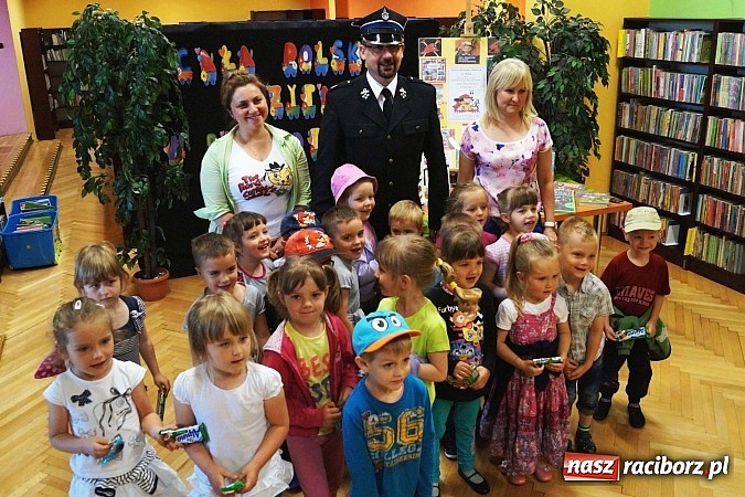 Zdjęcie w galerii na portalu naszraciborz.pl: Strażak Leszek czytał dzieciom w Nędzy  wiadomości z regionu