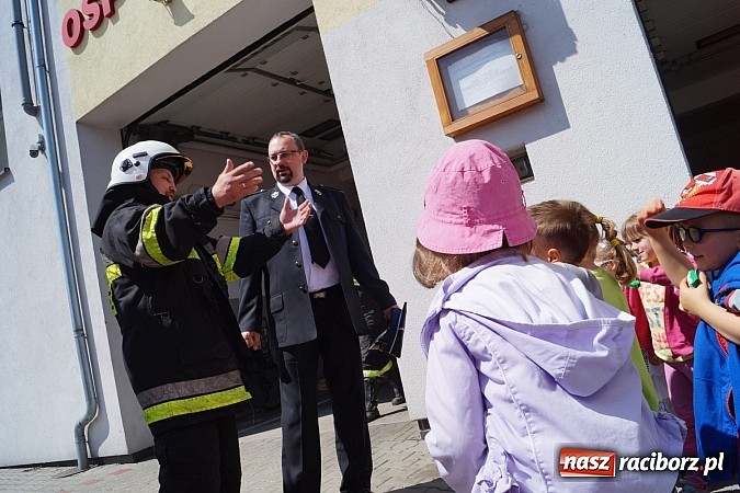 Zdjęcie w galerii na portalu naszraciborz.pl: Strażak Leszek czytał dzieciom w Nędzy  wiadomości z regionu