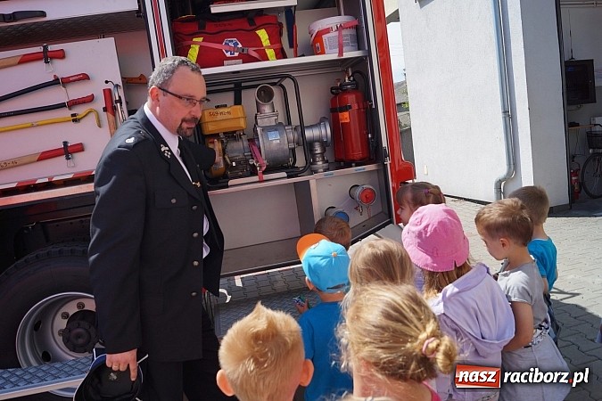 Zdjęcie w galerii na portalu naszraciborz.pl: Strażak Leszek czytał dzieciom w Nędzy  wiadomości z regionu