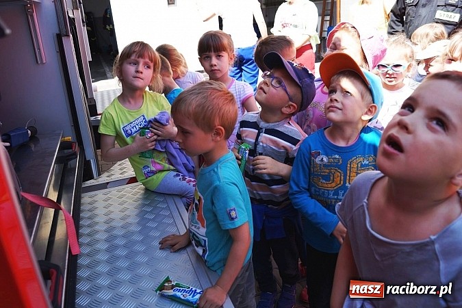 Zdjęcie w galerii na portalu naszraciborz.pl: Strażak Leszek czytał dzieciom w Nędzy  wiadomości z regionu