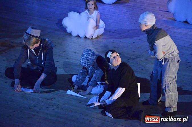 Zdjęcie w galerii na portalu naszraciborz.pl: Urodziny w Nigdylandii na deskach Raciborskiego Centrum Kultury wiadomości z regionu