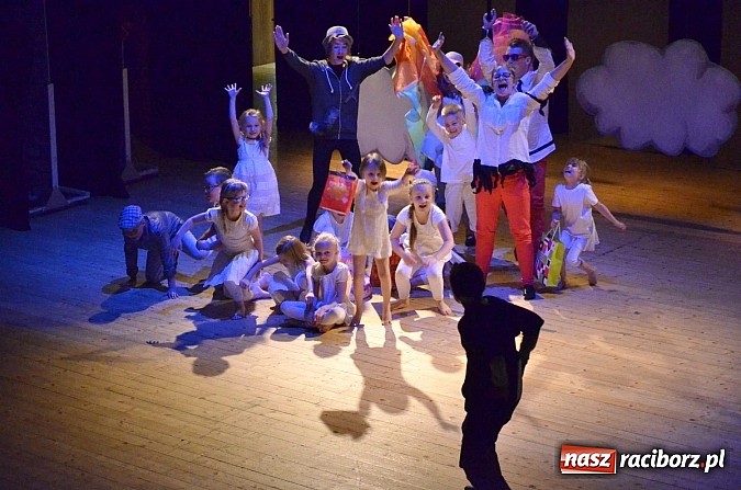 Zdjęcie w galerii na portalu naszraciborz.pl: Urodziny w Nigdylandii na deskach Raciborskiego Centrum Kultury wiadomości z regionu