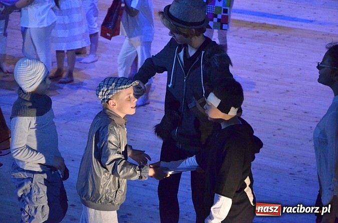 Zdjęcie w galerii na portalu naszraciborz.pl: Urodziny w Nigdylandii na deskach Raciborskiego Centrum Kultury wiadomości z regionu