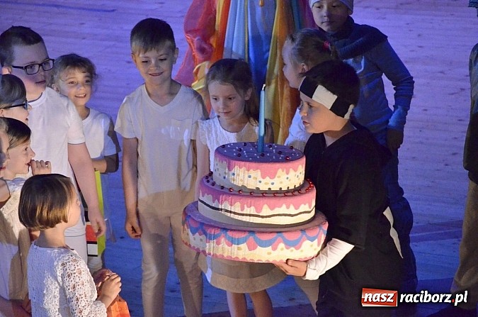 Zdjęcie w galerii na portalu naszraciborz.pl: Urodziny w Nigdylandii na deskach Raciborskiego Centrum Kultury wiadomości z regionu