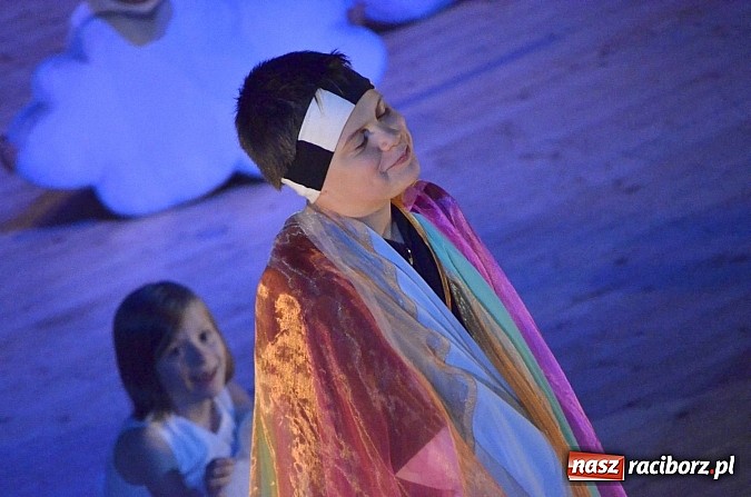 Zdjęcie w galerii na portalu naszraciborz.pl: Urodziny w Nigdylandii na deskach Raciborskiego Centrum Kultury wiadomości z regionu