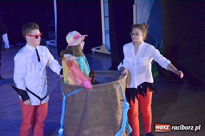 Zdjęcie w galerii na portalu naszraciborz.pl: Urodziny w Nigdylandii na deskach Raciborskiego Centrum Kultury wiadomości z regionu