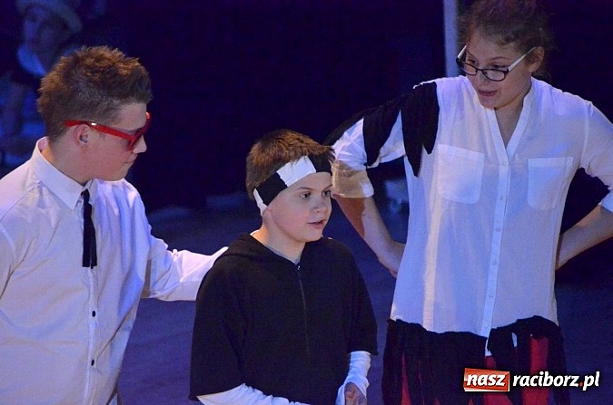 Zdjęcie w galerii na portalu naszraciborz.pl: Urodziny w Nigdylandii na deskach Raciborskiego Centrum Kultury wiadomości z regionu