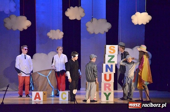 Zdjęcie w galerii na portalu naszraciborz.pl: Urodziny w Nigdylandii na deskach Raciborskiego Centrum Kultury wiadomości z regionu