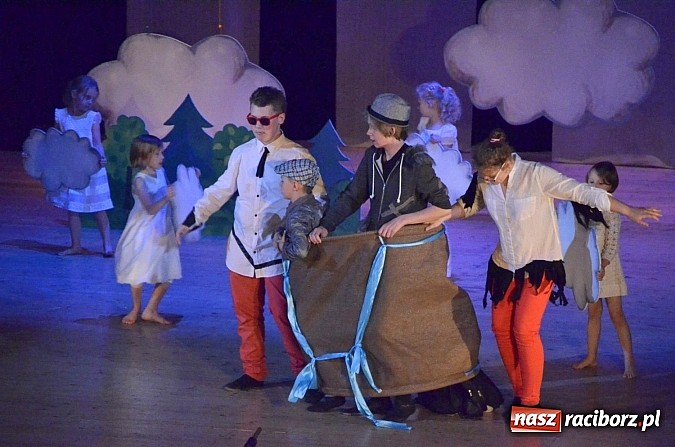 Zdjęcie w galerii na portalu naszraciborz.pl: Urodziny w Nigdylandii na deskach Raciborskiego Centrum Kultury wiadomości z regionu