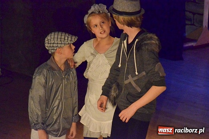 Zdjęcie w galerii na portalu naszraciborz.pl: Urodziny w Nigdylandii na deskach Raciborskiego Centrum Kultury wiadomości z regionu