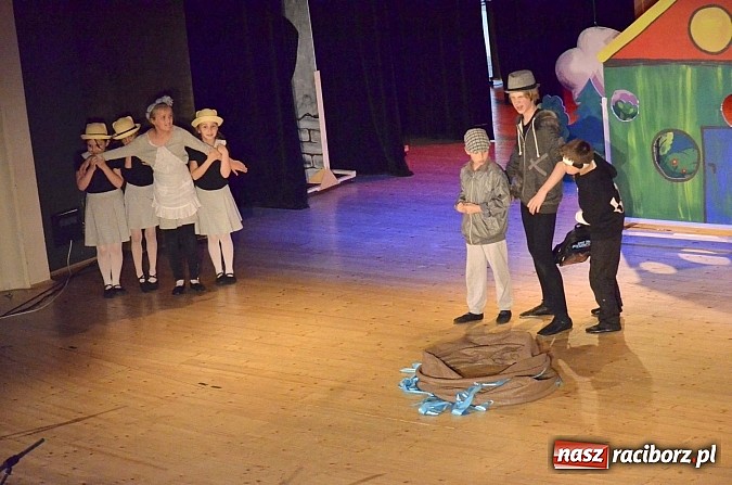 Zdjęcie w galerii na portalu naszraciborz.pl: Urodziny w Nigdylandii na deskach Raciborskiego Centrum Kultury wiadomości z regionu