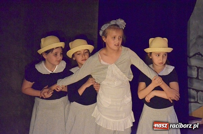 Zdjęcie w galerii na portalu naszraciborz.pl: Urodziny w Nigdylandii na deskach Raciborskiego Centrum Kultury wiadomości z regionu