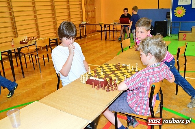 Zdjęcie w galerii na portalu naszraciborz.pl: Międzyszkolny Turniej Szachowy dla uczniów podstawówki wiadomości z regionu