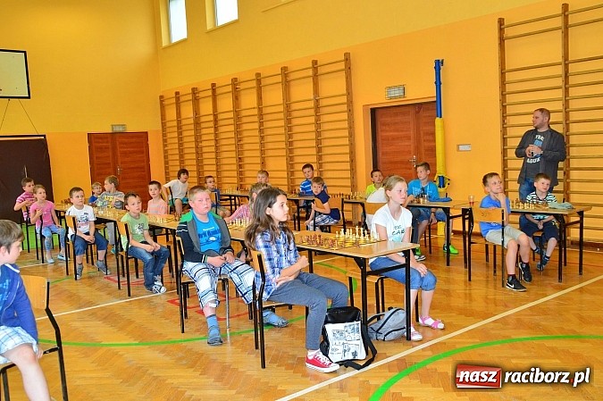 Zdjęcie w galerii na portalu naszraciborz.pl: Międzyszkolny Turniej Szachowy dla uczniów podstawówki wiadomości z regionu
