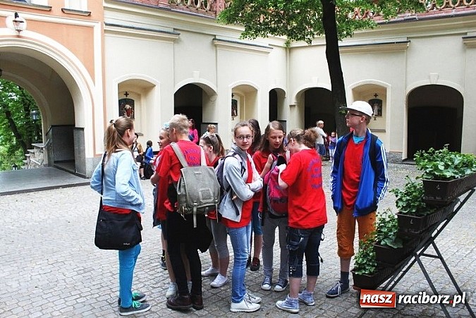 Zdjęcie w galerii na portalu naszraciborz.pl: Uczniowie z Piątki na zlocie szkół im. Jana Pawła II   wiadomości z regionu