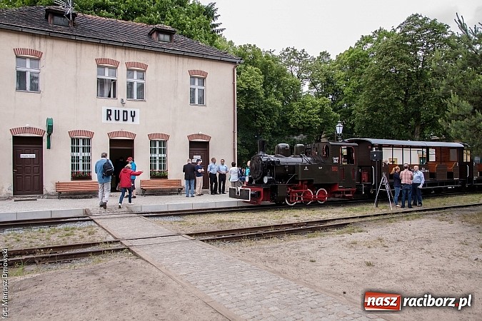 Zdjęcie w galerii na portalu naszraciborz.pl: Kierunek Gliwice czy Racibórz? Burmistrz Kuźni załatwia szyny i zastanawia się, gdzie je położyć z pomocą więźniów wiadomości z regionu