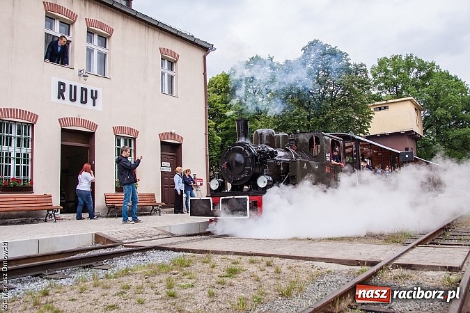 Zdjęcie w galerii na portalu naszraciborz.pl: Kierunek Gliwice czy Racibórz? Burmistrz Kuźni załatwia szyny i zastanawia się, gdzie je położyć z pomocą więźniów wiadomości z regionu