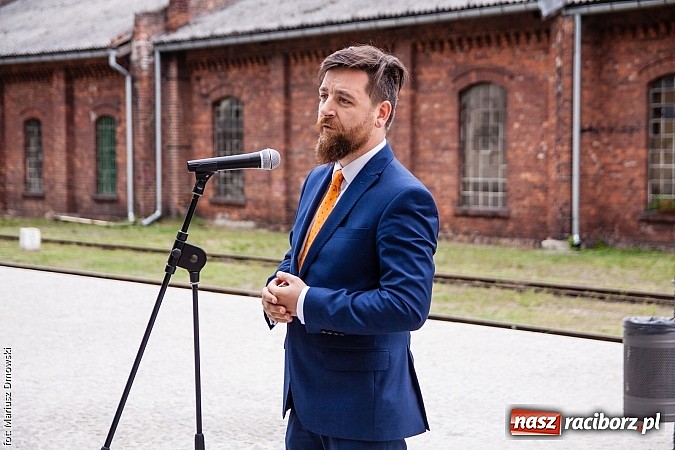 Zdjęcie w galerii na portalu naszraciborz.pl: Kierunek Gliwice czy Racibórz? Burmistrz Kuźni załatwia szyny i zastanawia się, gdzie je położyć z pomocą więźniów wiadomości z regionu