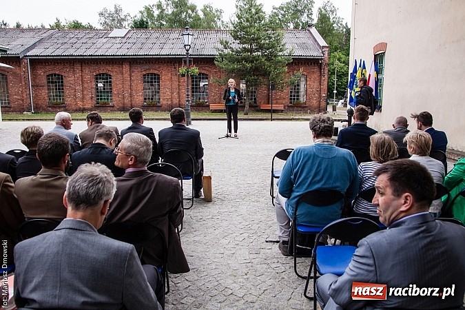 Zdjęcie w galerii na portalu naszraciborz.pl: Kierunek Gliwice czy Racibórz? Burmistrz Kuźni załatwia szyny i zastanawia się, gdzie je położyć z pomocą więźniów wiadomości z regionu