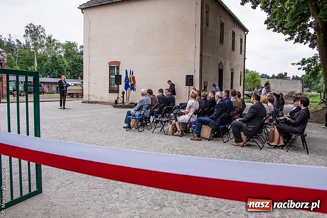 Zdjęcie w galerii na portalu naszraciborz.pl: Kierunek Gliwice czy Racibórz? Burmistrz Kuźni załatwia szyny i zastanawia się, gdzie je położyć z pomocą więźniów wiadomości z regionu