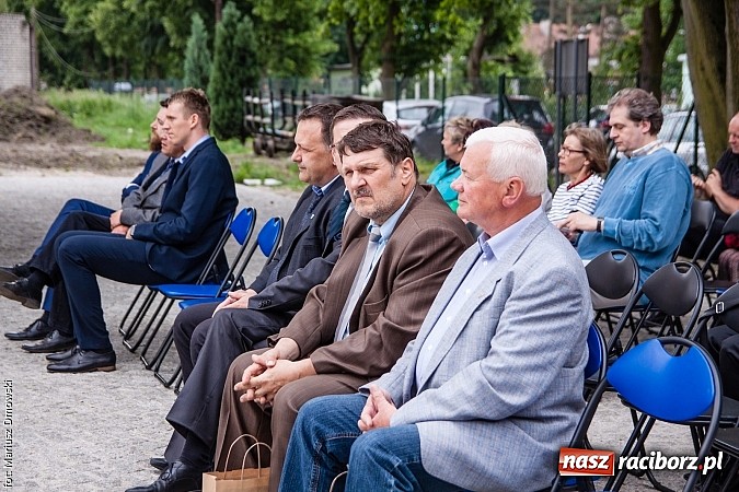 Zdjęcie w galerii na portalu naszraciborz.pl: Kierunek Gliwice czy Racibórz? Burmistrz Kuźni załatwia szyny i zastanawia się, gdzie je położyć z pomocą więźniów wiadomości z regionu