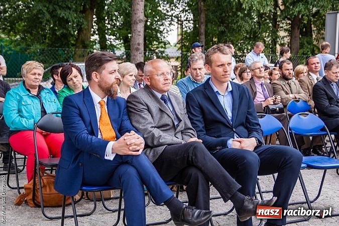 Zdjęcie w galerii na portalu naszraciborz.pl: Kierunek Gliwice czy Racibórz? Burmistrz Kuźni załatwia szyny i zastanawia się, gdzie je położyć z pomocą więźniów wiadomości z regionu