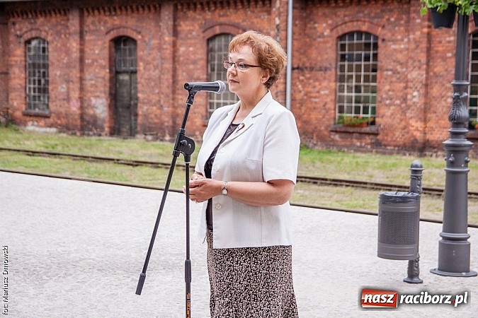 Zdjęcie w galerii na portalu naszraciborz.pl: Kierunek Gliwice czy Racibórz? Burmistrz Kuźni załatwia szyny i zastanawia się, gdzie je położyć z pomocą więźniów wiadomości z regionu