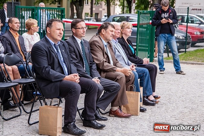 Zdjęcie w galerii na portalu naszraciborz.pl: Kierunek Gliwice czy Racibórz? Burmistrz Kuźni załatwia szyny i zastanawia się, gdzie je położyć z pomocą więźniów wiadomości z regionu