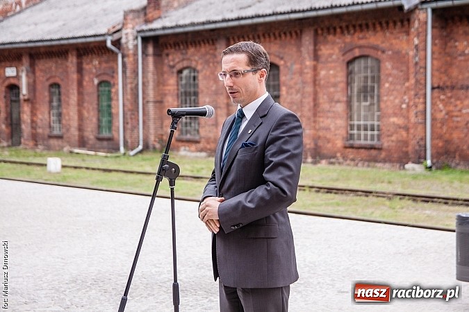 Zdjęcie w galerii na portalu naszraciborz.pl: Kierunek Gliwice czy Racibórz? Burmistrz Kuźni załatwia szyny i zastanawia się, gdzie je położyć z pomocą więźniów wiadomości z regionu