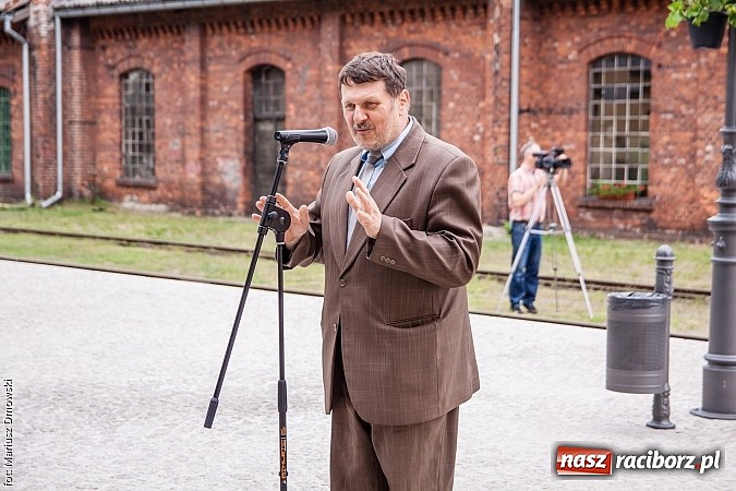 Zdjęcie w galerii na portalu naszraciborz.pl: Kierunek Gliwice czy Racibórz? Burmistrz Kuźni załatwia szyny i zastanawia się, gdzie je położyć z pomocą więźniów wiadomości z regionu